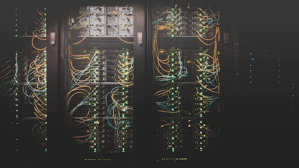 Sala de servidores iluminada por luz azul em data center corporativo